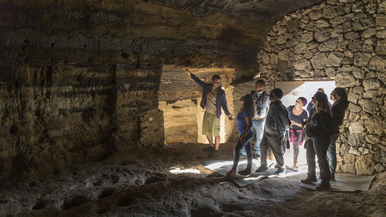 Visita guiada al Yacimiento Arqueológico Risco Caído Visita guiada al Yacimiento Arqueológico Risco Caído