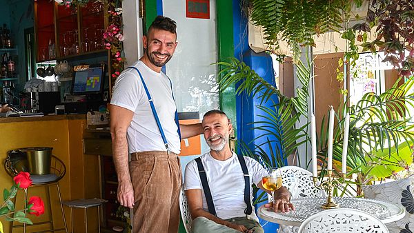 Mauro y Carmelo en su restaurante de Mogán