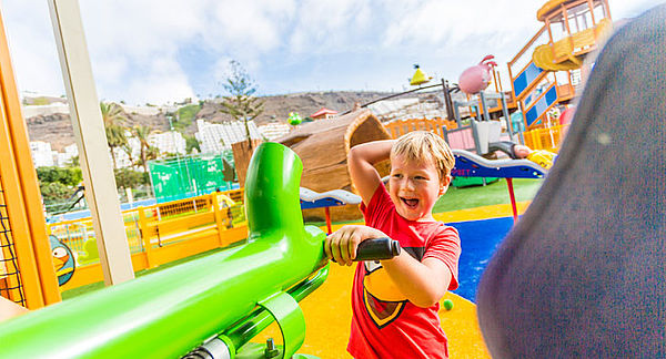 Niño jugando en el parque de atracciones Angry Birds