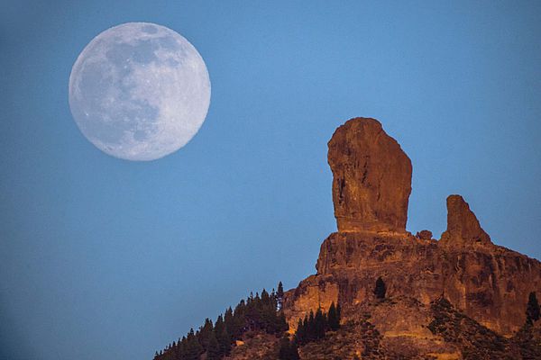Roque Nublo con la luna