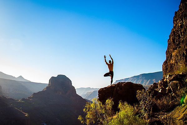 Yoga desde la Caldera de Tirajana en Gran Canaria.