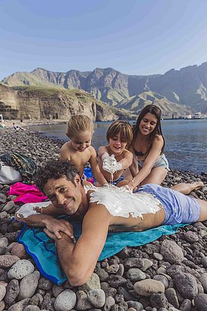Familia en la playa de Las Nieves, Agaete