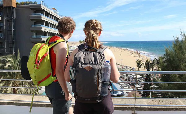 Pareja de turistas mirando una playa