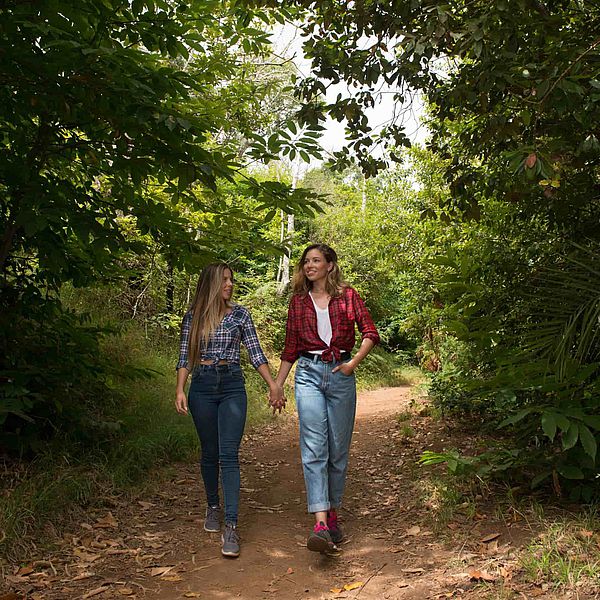 Twee meisjes die hand in hand door Finca Ossorio wandelen