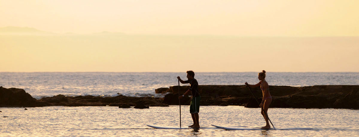 Sumérgete en las aguas de Gran Canaria y experimenta la magia del paddle surf, un deporte acuático que hará perfecta tu jornada en la playa.