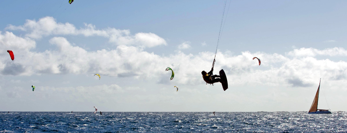 Vuela sobre las olas practicando kitesurf en Gran Canaria: adrenalina y aventura en el paraíso de los vientos y las playas perfectas.