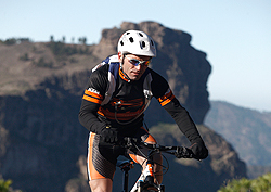 Un deportista practica mountain bike en la cumbre de la isla