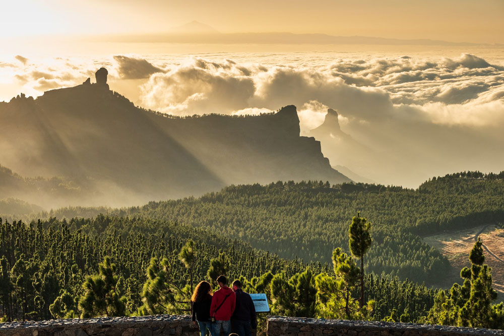 El atardecer perfila los bordes de las montañas con el horizonte