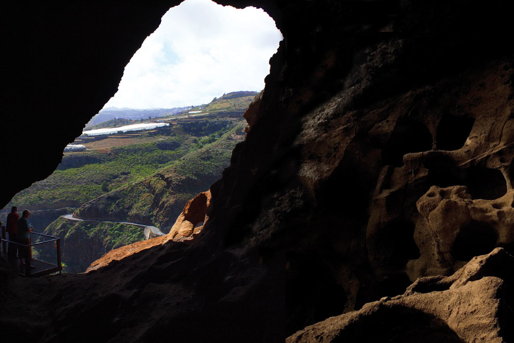 Vista de los espacios de almacenamiento en una pared de roca