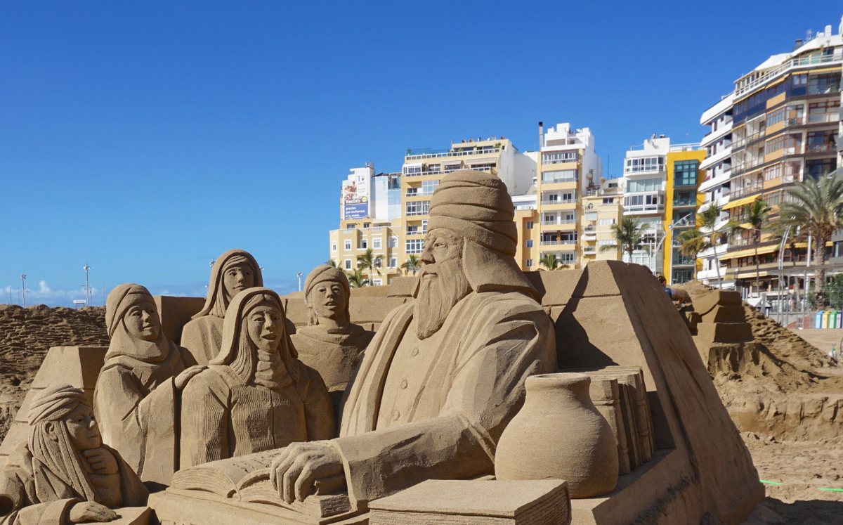 Sandskulpturen “julkrubban” på stranden Las Canteras