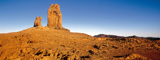 Vista del Roque Nublo con il cielo azzurro