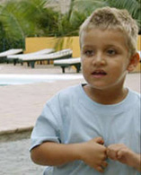 Dos niños escuchan atentos el secreto de Gran Canaria