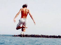 Chłopcy skaczą do wody na południowym wybrzeżu Gran Canarii