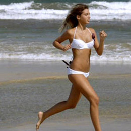 [] Una niña corren por la orilla de Playa del Inglés