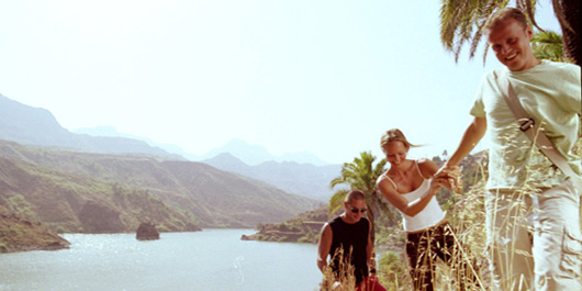 Vandrare som går runt en damm i Gran Canarias bergstrakter