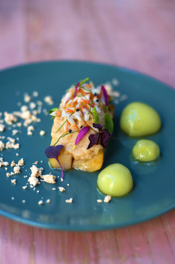 Papegojfisk med krämig textur med konfiterad potatis, Räksnö och Äppelklot gjorda på Valleseco-äpplen