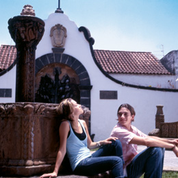 Una coppia riposa vicino ad una fontana a Teror