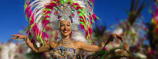 [] Comparsera de Carnaval baila en las calles