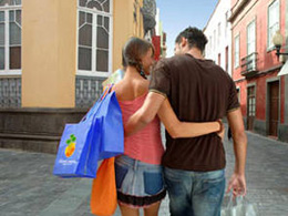Una coppia passeggia nelle strada del centro storico