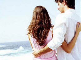 Una coppia si abbraccia guardando il mare