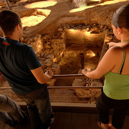 Un couple observe le Parc Archéologique sur une passerelle