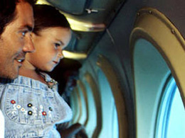 Vater und Tochter betrachten den Meeresgrund durch das Fenster des Unterseeboots