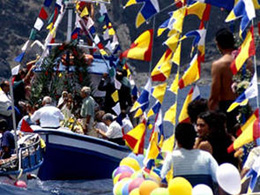 I pescatori rendono onore alla loro patrona nella Festa del Carmen