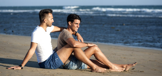 Deux hommes sur la plage