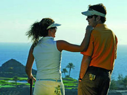 Una coppia ride sul green del Meloneras Golf