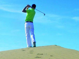 En golfare under blå himmel på Gran Canaria