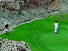 Zwei Golfspieler auf einem Green des Salobre Golf