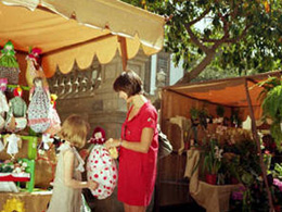 Mãe e filha no mercado de artesanato de Vegueta