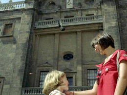 Mother and daughter in front of the Cathedral de Canarias