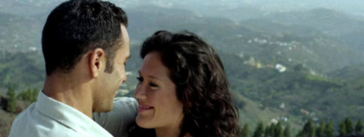 Lächelndes Paar am Aussichtspunkt von Gran Canaria