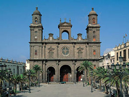 Utsidan av katedralen och Plaza Santa Ana