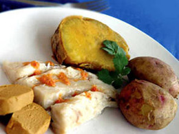 Kanarisk maträtt med skrynklig potatis, fisk och gofio