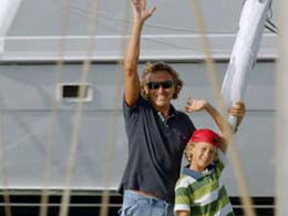 Pai e filho a chegar de barco a Puerto de Mogán