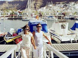 Un couple se promène à Puerto de Mogán
