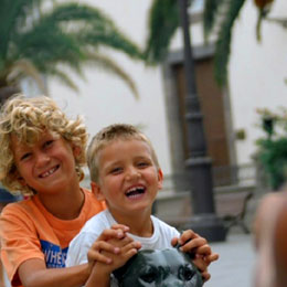Bambini posano per una foto nella Plaza de Santa Ana