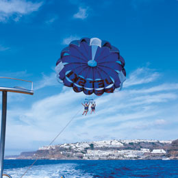 Ett par utövar parasailing på Gran Canaria