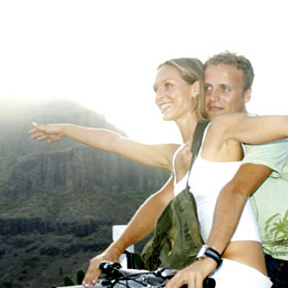Un couple à vélo dans les terres de Gran Canaria