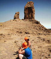 Deux randonneurs se reposent au pied du Roque Nublo