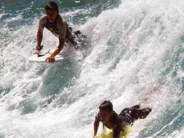 Två barn utövar bodyboard vid Las Canteras