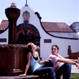 Una coppia riposa vicino ad una fontana a Teror