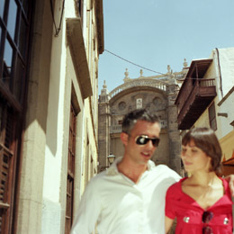 A couple stroll through the streets of Vegueta