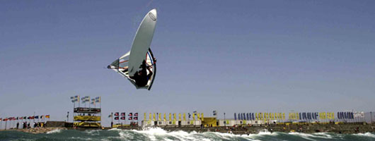 Un windsurfista fa acrobazie a Pozo Izquierdo