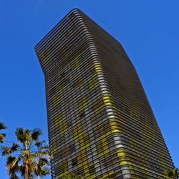Torre Woermann unter dem blauen Himmel