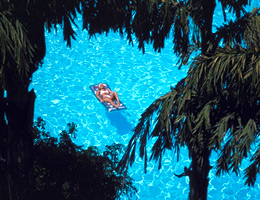 En flicka njuter av solen i en pool