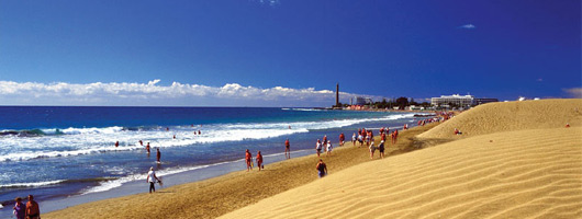 Panoramavy av stranden i Maspalomas med fyren i bakgrunden