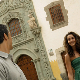 Una coppia sorride di fronte alla Casa di Cristoforo Colombo